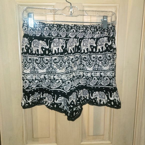 Misses sz L Animal print Shorts Elephants by Angie - Picture 1 of 4
